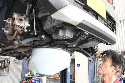 古いオイルの抜き取り